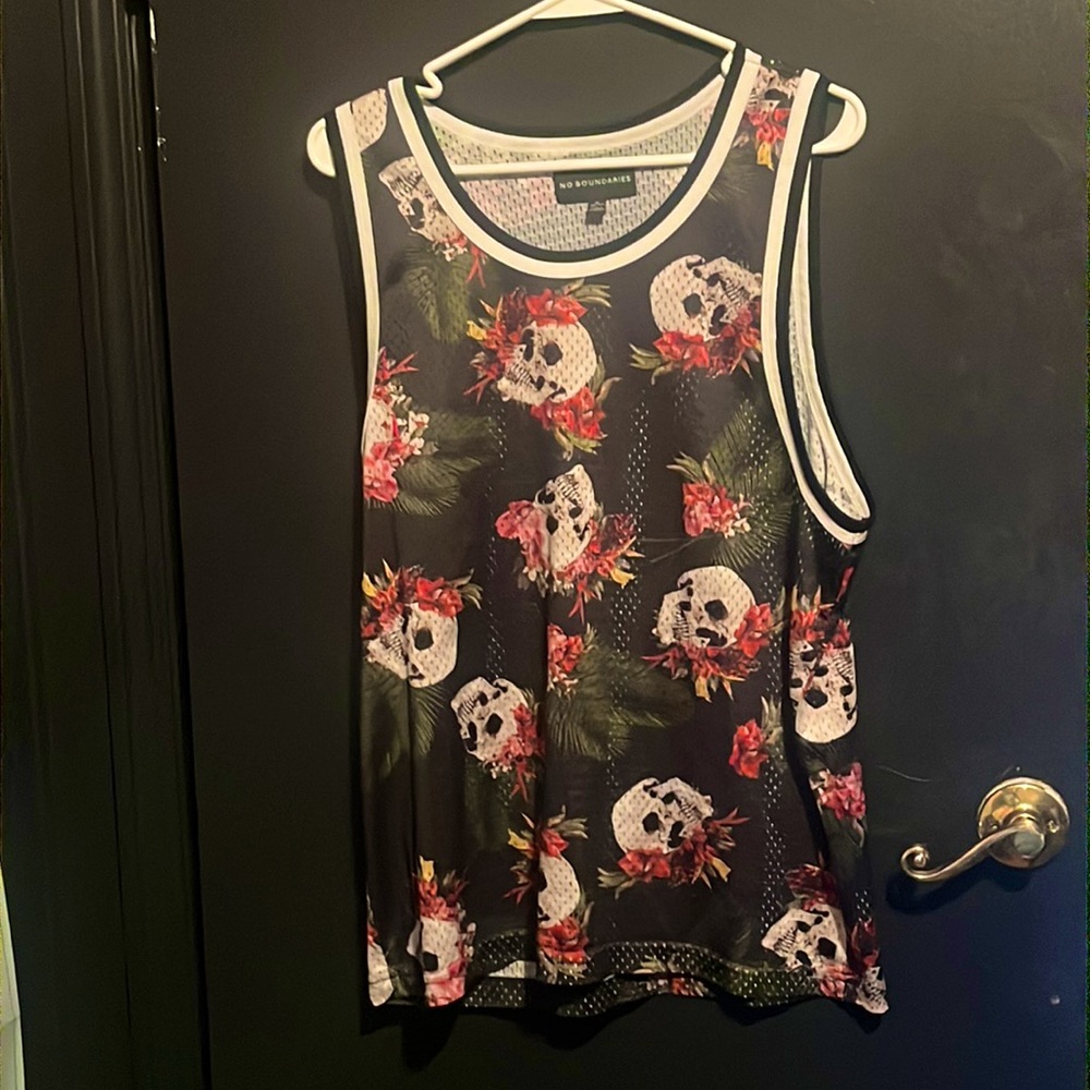 No Boundaries Men’s M (38-40) mesh tank top, features skulls with floral detail